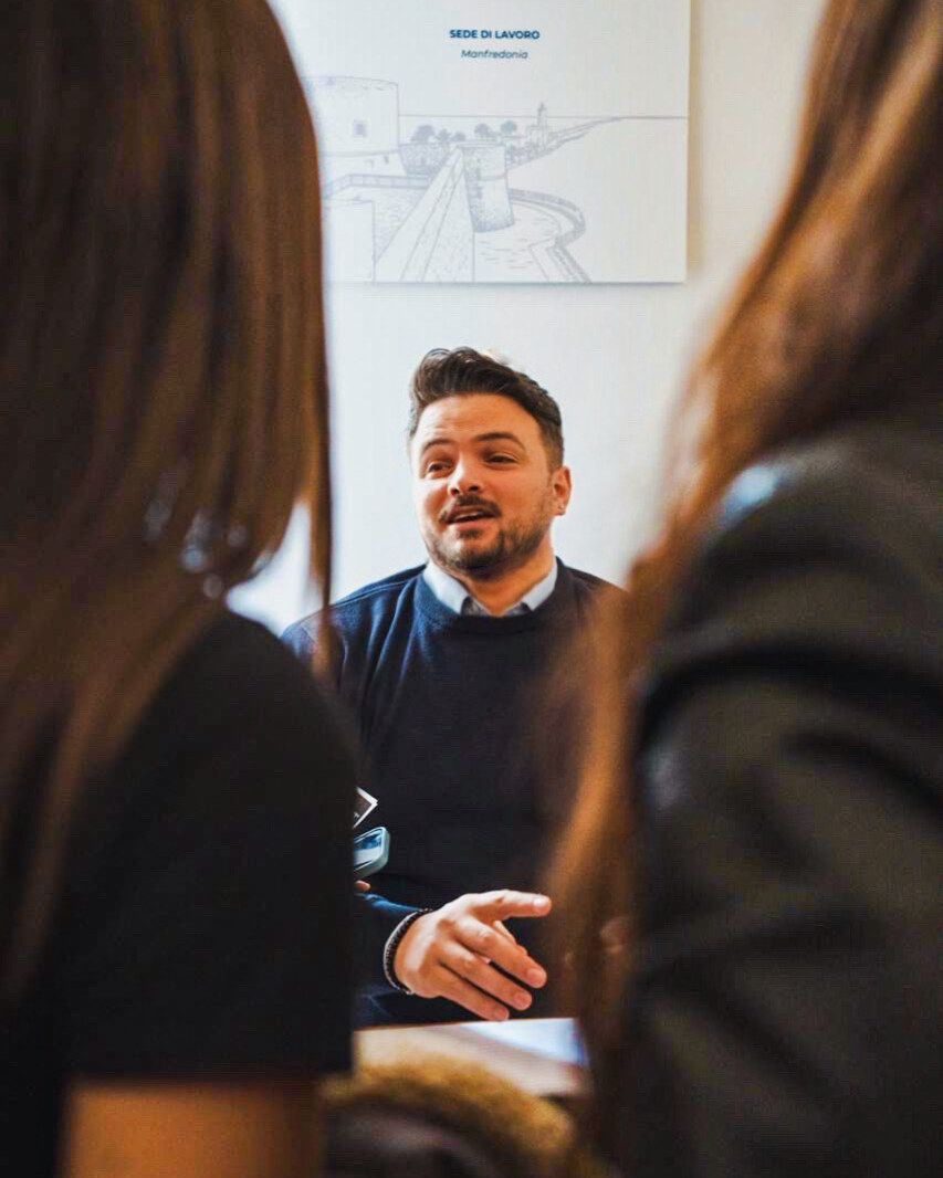 Giuseppe Merola durante una sessione di formazione in aula