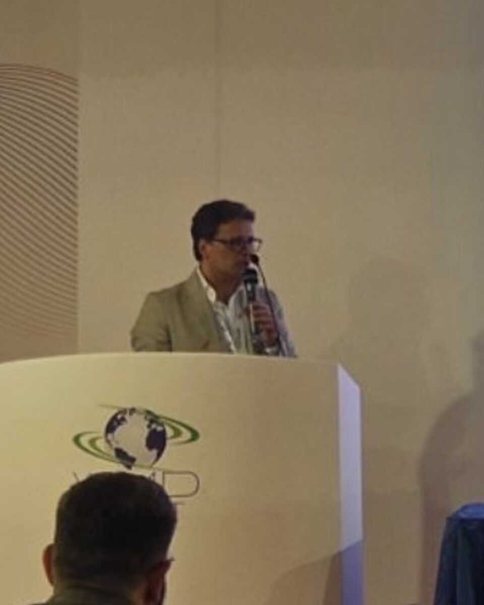 Michele Merola interviene come relatore a un evento sul controllo dei processi industriali
