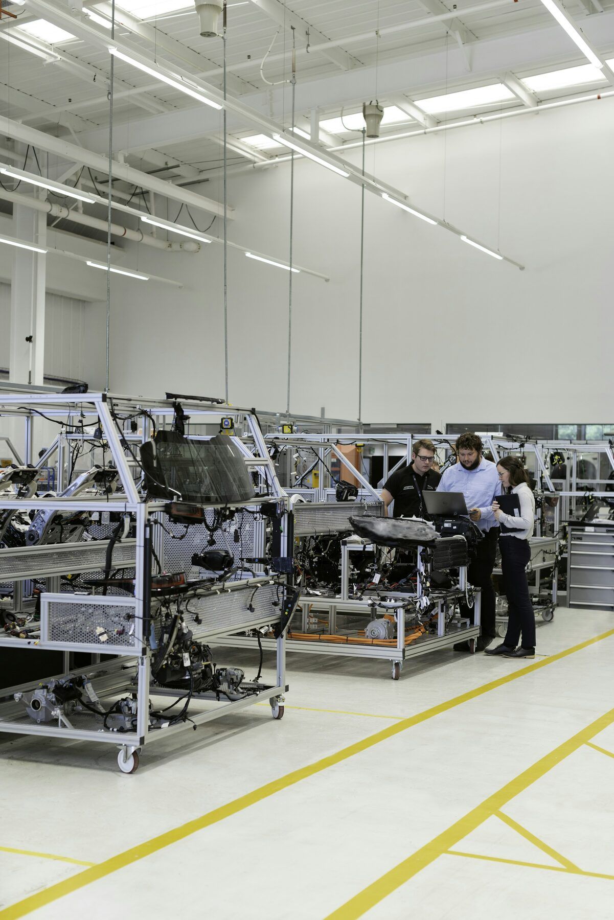 Tecnici a confronto in un reparto produttivo luminoso