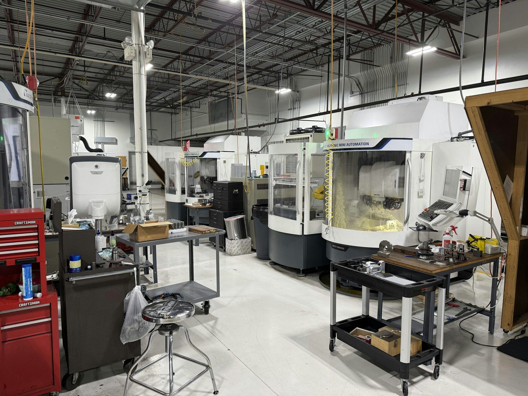 Officina meccanica con centri di lavoro CNC e postazioni attrezzate