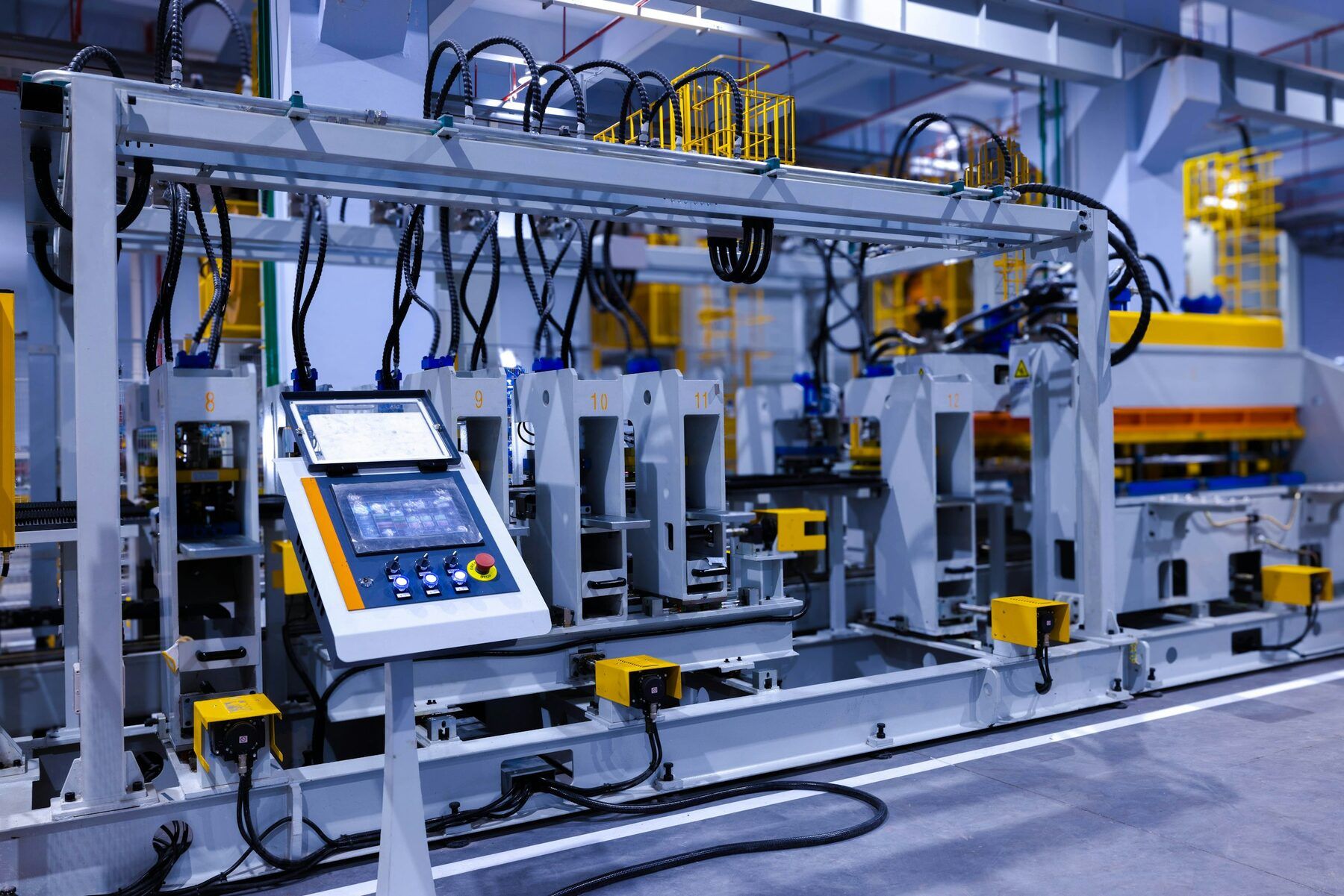 Pannello di controllo touchscreen su una macchina industriale