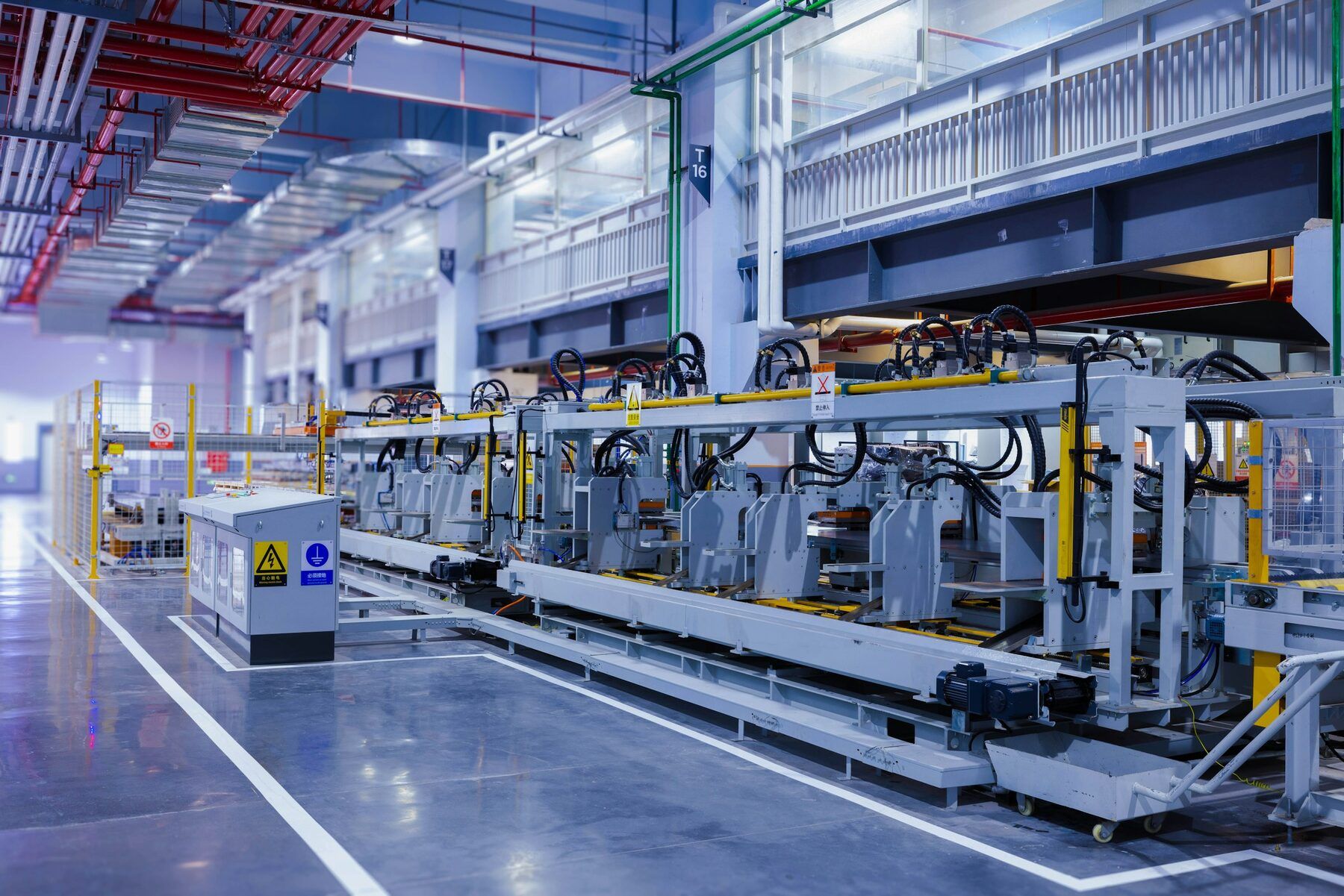 Linea di produzione automatizzata in uno stabilimento manifatturiero moderno